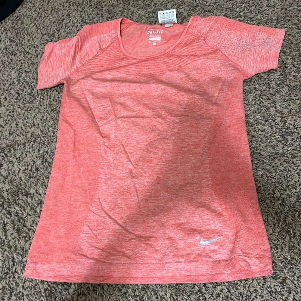 Nike t shirt orange. Size M. Used. Great condition.